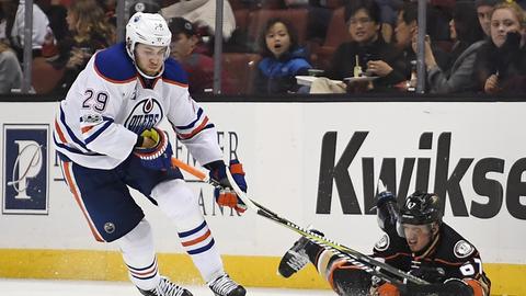Leon Draisaitl (l) von den Edmonton Oilers in Aktion gegen den am Boden liegenden Rickard Rakell von den Anaheim Ducks beim NHL Eishockey Spiel Anaheim Ducks - Edmonton Oilers am 25.01.2017 in Anaheim (USA).