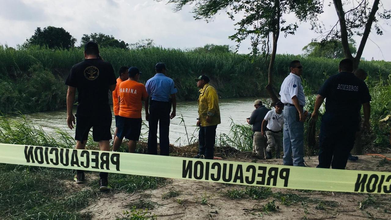 Behörden hinter Absperrband am Fundort der Leichen von Oscar Alberto Martínez Ramírez und seiner Tochter Valeria