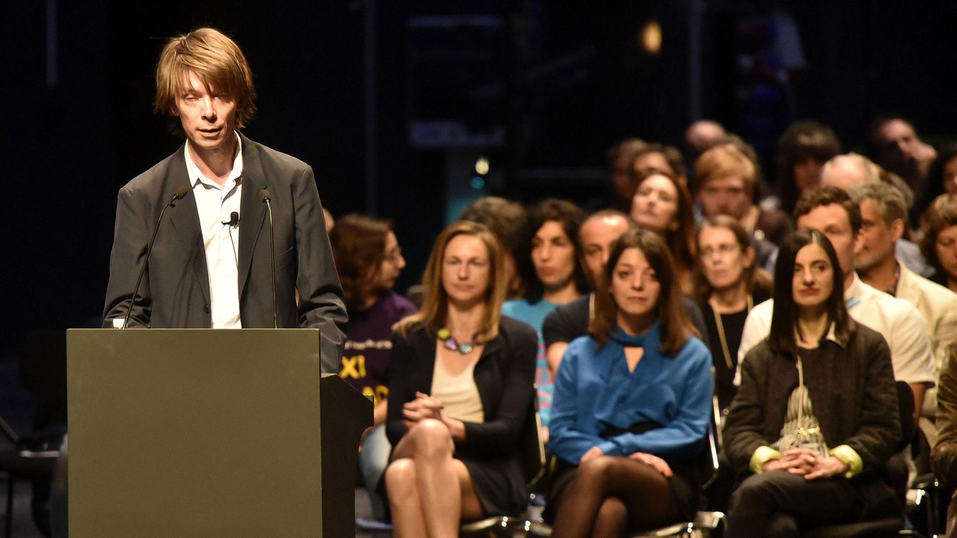 Der künstlerische Leiter der documenta 14 Adam Szymczyk spricht bei der Pressekonferenz am 6.4.2017 im Theater Megaron in der griechischen Hauptstadt Athen.