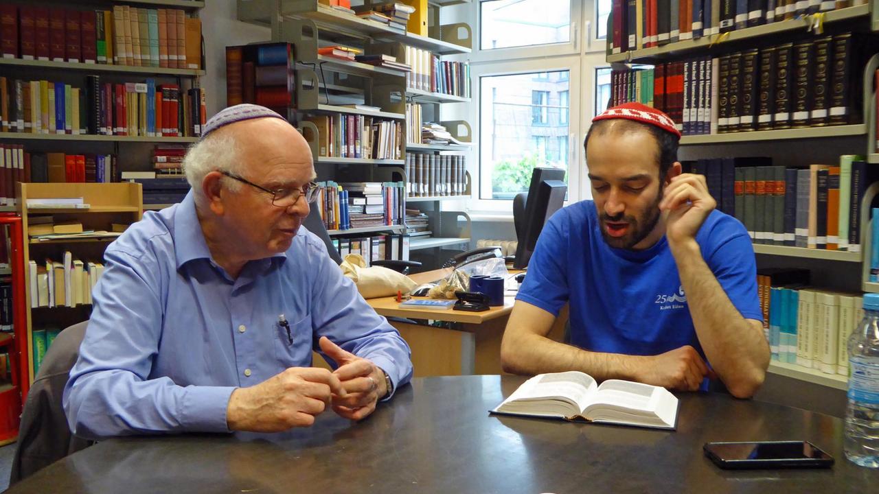 Kantor Schleifer und sein Schüler Yuval Hed – die Tonfolge trägt den Titel "Mit großer Liebe".