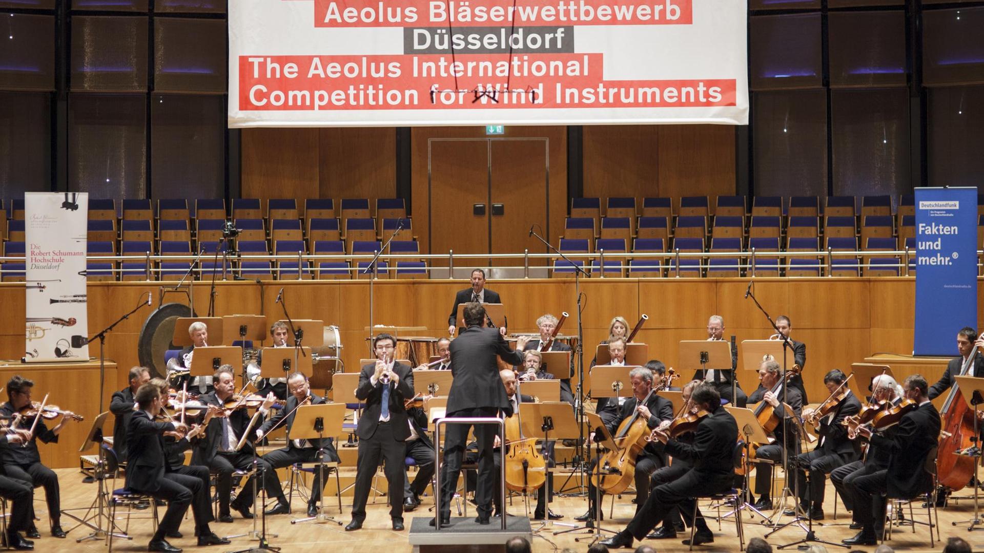 Der Trompeter Tom Poulson spielt beim Finale des Aeolus Bläserwettbwerbs 2013 mit den Düsseldorfer Symphonikern.