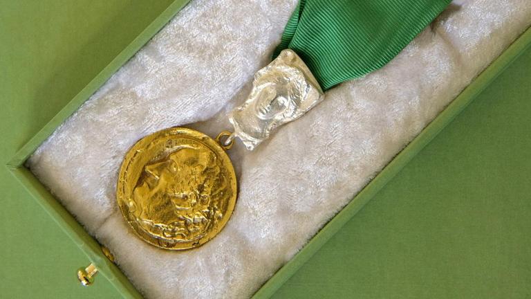 Eine Goethe-Medaille liegt auf einem Tisch