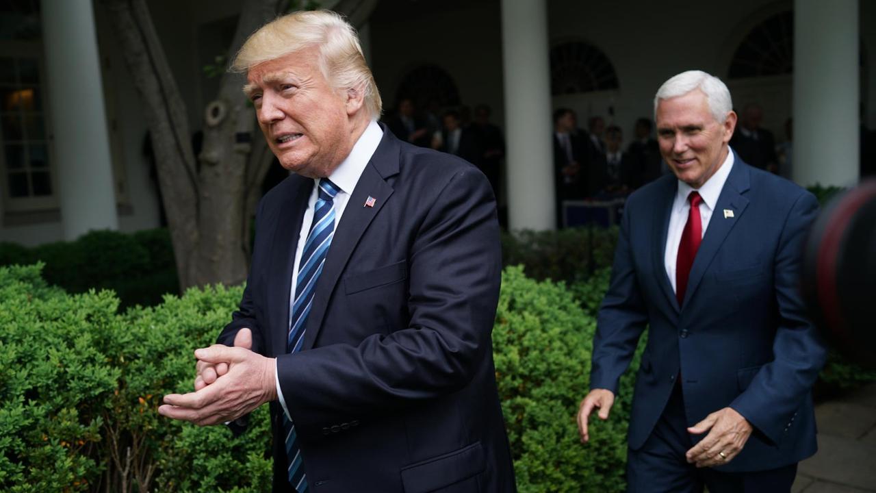 US-Präsident Donald Trump und sein Vize Mike Pence nach der Abstimmung im US-Repräsentantenhaus über die Abschaffung von Obama Care am 4.5.2017.