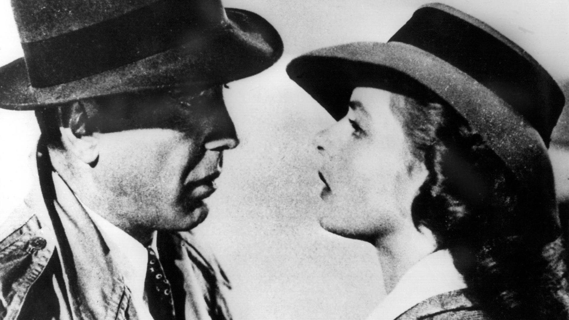 Humphrey Bogart als Richard 'Rick' Blaine und Ingrid Bergman als Ilsa Lund Laszlo blicken sich in dem Filmklassiker "Casablanca" tief in die Augen.