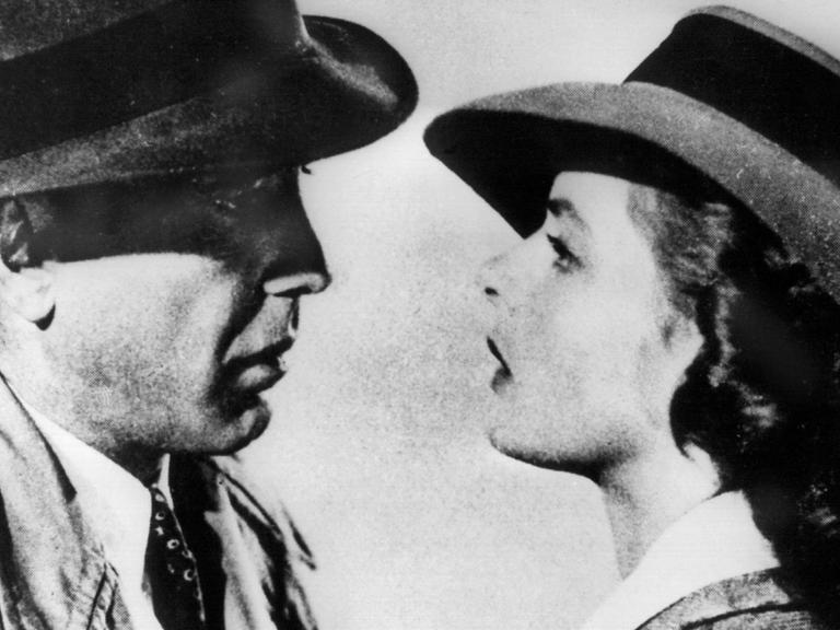 Humphrey Bogart als Richard 'Rick' Blaine und Ingrid Bergman als Ilsa Lund Laszlo blicken sich in dem Filmklassiker "Casablanca" tief in die Augen.
