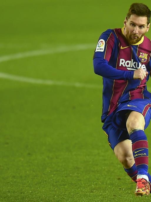 Lionel Messi spielt einen Pass.