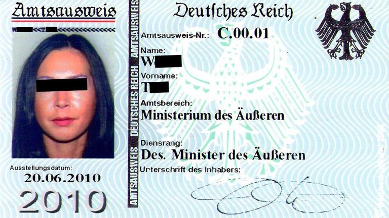 Ein selbst gebastelter Fantasie-Personalausweis einer Frau mit der Aufschrift "Deutsches Reich" aus dem Jahr 2010. 