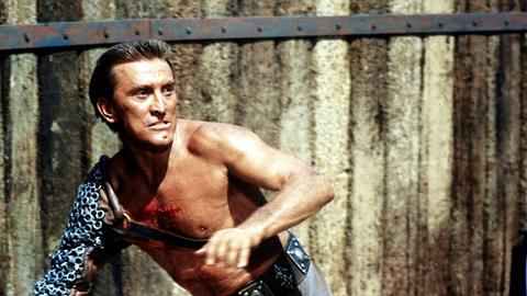 Der Schauspieler Kirk Douglas in einer Szene aus dem Film "Spartacus". (Aufnahmedatum geschätzt)