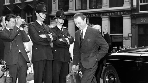 STEPHEN WARD ON HIS WAY TO COURT IN LONDON / ; 24 JULY 1963, Copyright: Topfoto PUBLICATIONxINxGERxSUIxAUTxONLY UnitedArchivesIPU460793
