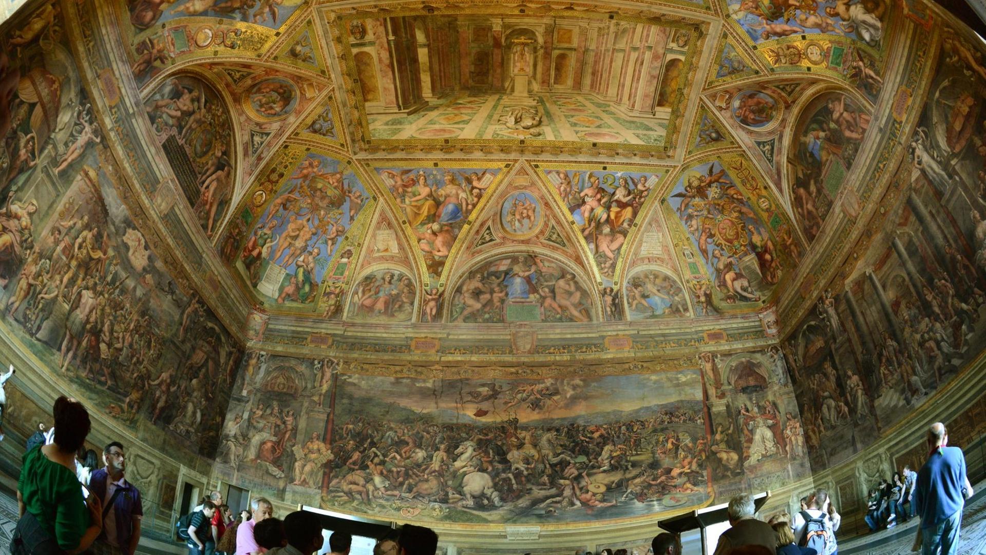 Der Saal des Konstantin mit Fresken von Raffael in den Vatikanischen Museen. Der Saal des Konstantin mit Fresken von Raffael in den Vatikanischen Museen.