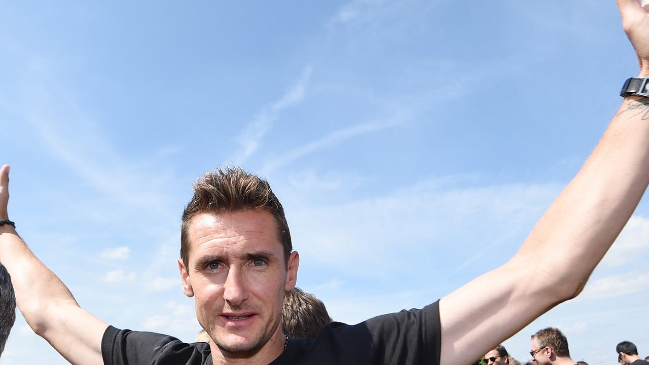 Miroslav Klose zieht sich aus der Fußball-National-Mannschaft zurück. Miroslav Klose zieht sich aus der Fußball-National-Mannschaft zurück.