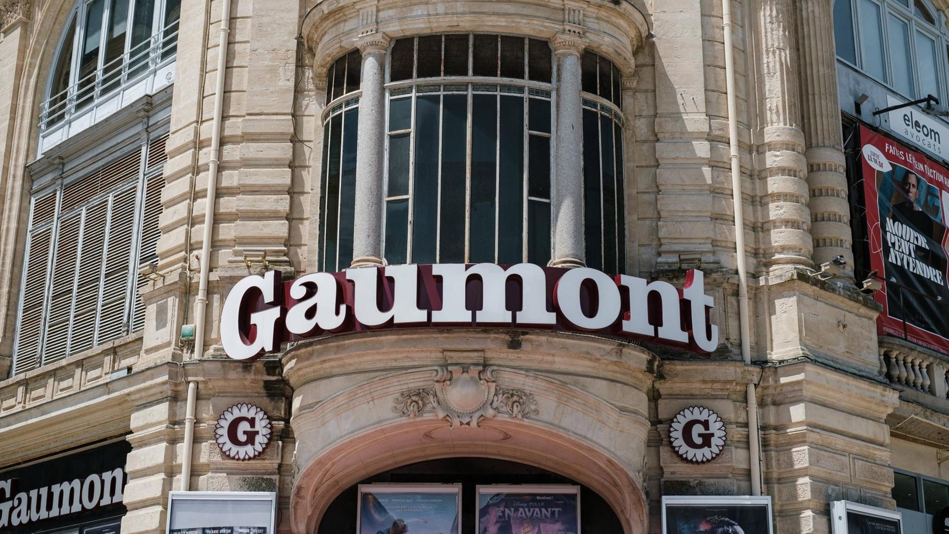 Die Front des Kinogebäudes Gaumont in Montpellier, Frankreich. In großer Leuchtschrift ist der Name des Kinos "Gaumont" zu lesen. FRANCE - CINEMA - FRONT OF GAUMONT CINEMA Facade of a Gaumont cinema. France, June 16, 2020. MONTPELLIER PROVENCE ALPES COTE D AZUR FRANCE PUBLICATIONxINxGERxSUIxAUTxONLY Copyright: xJean-BaptistexPrematx HLJBPREMAT1164641