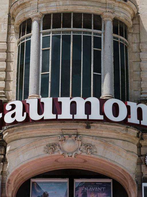 Die Front des Kinogebäudes Gaumont in Montpellier, Frankreich. In großer Leuchtschrift ist der Name des Kinos "Gaumont" zu lesen. FRANCE - CINEMA - FRONT OF GAUMONT CINEMA Facade of a Gaumont cinema. France, June 16, 2020. MONTPELLIER PROVENCE ALPES COTE D AZUR FRANCE PUBLICATIONxINxGERxSUIxAUTxONLY Copyright: xJean-BaptistexPrematx HLJBPREMAT1164641
