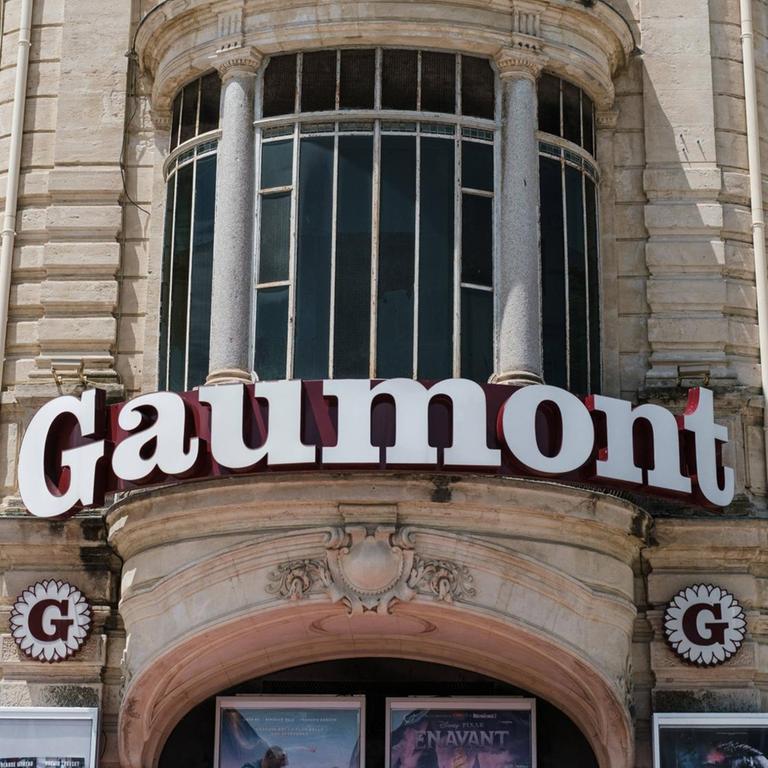 Die Front des Kinogebäudes Gaumont in Montpellier, Frankreich. In großer Leuchtschrift ist der Name des Kinos "Gaumont" zu lesen.
FRANCE - CINEMA - FRONT OF GAUMONT CINEMA Facade of a Gaumont cinema. France, June 16, 2020. MONTPELLIER PROVENCE ALPES COTE D AZUR FRANCE PUBLICATIONxINxGERxSUIxAUTxONLY Copyright: xJean-BaptistexPrematx HLJBPREMAT1164641