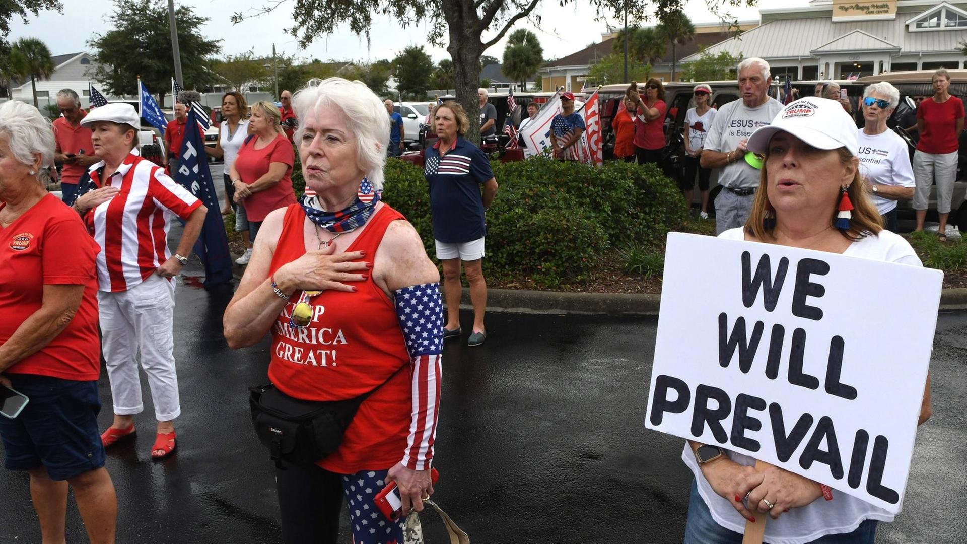 Trump-Anhänger in Florida rezitieren den Treueeid während einer Parade für Trump am 08.11.2020