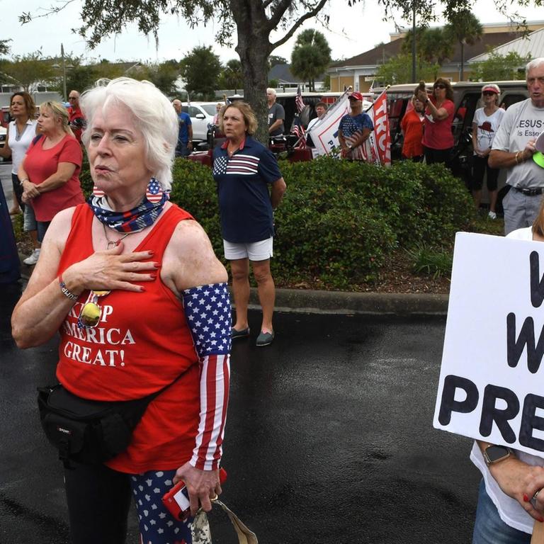 Trump-Anhänger in Florida rezitieren den Treueeid während einer Parade für Trump am 08.11.2020