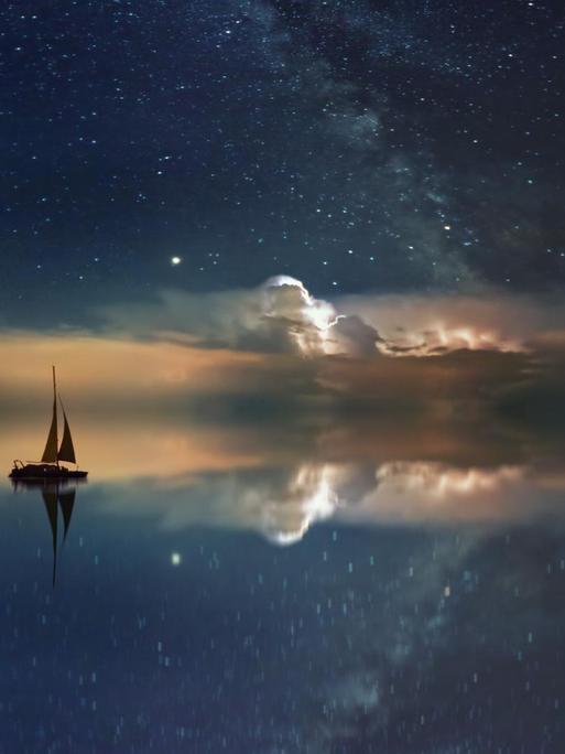 Das Bild zeigt ein Schiff, das in der Dämmerung einigen Wolken entgegenfährt. Der Sternenhimmel spiegelt sich im Wasser.