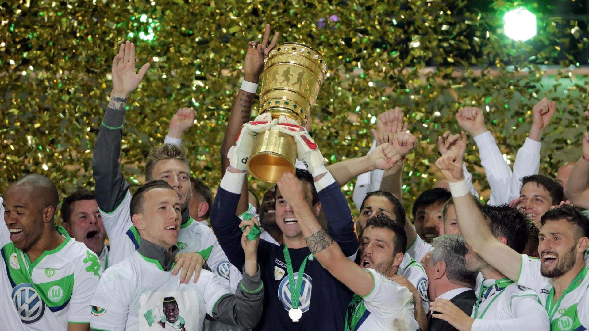 Fußball DFB-Pokal - Finale: Borussia Dortmund - VfL Wolfsburg am 30.05.2015 im Olympiastadion in Berlin. Der Wolfsburger Diego Benaglio (M) stemmt den DFB-Pokal in die Höhe. Fußball DFB-Pokal - Finale: Borussia Dortmund - VfL Wolfsburg am 30.05.2015 im Olympiastadion in Berlin. Der Wolfsburger Diego Benaglio (M) stemmt den DFB-Pokal in die Höhe.