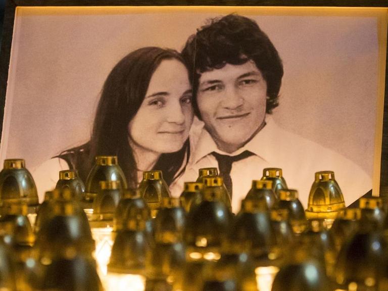 Ein schwarz-weiß Foto von Jan Kuciak und seiner Partnerin Martina Kusnirova vor zahlreichen brennenden Kerzen.