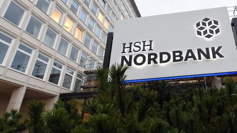 Das Firmenschild am Gebäude der HSH Nordbank in Kiel