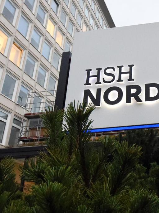 Das Firmenschild am Gebäude der HSH Nordbank in Kiel