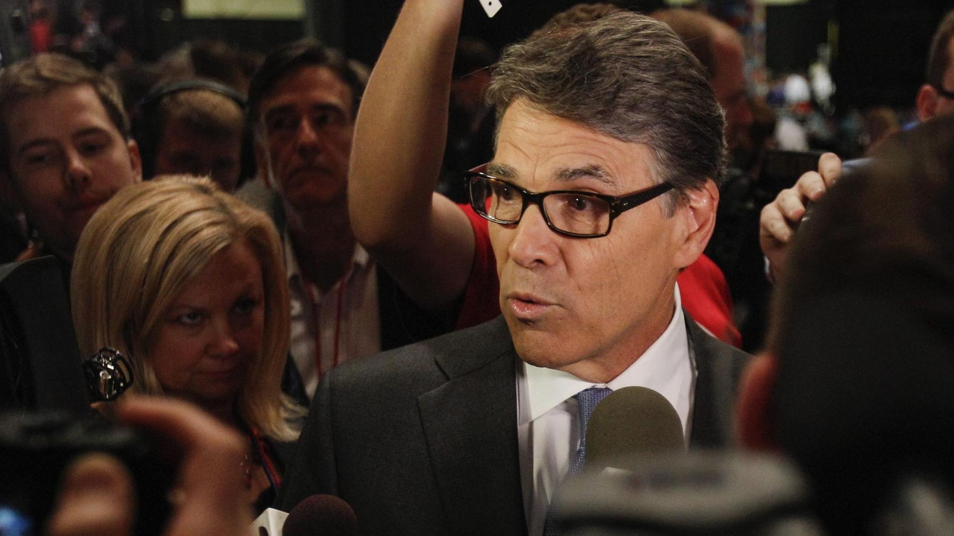 Rick Perry umringt von Pressevertretern