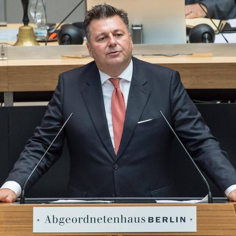Andreas Geisel (SPD) steht im Berliner Abgeordnetenhaus bei einer Plenarsitzung am 20. August 2020 am Rednerpult.