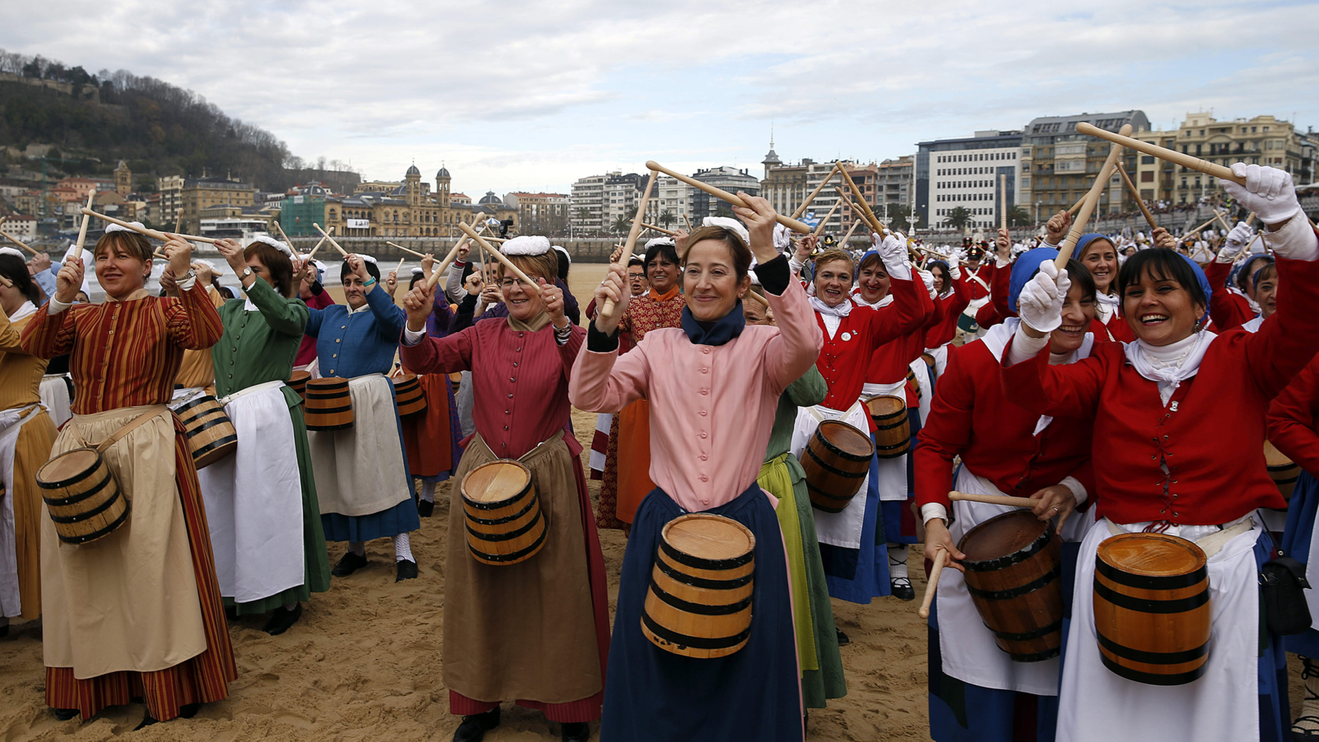San Sebastián ist Europäische Kulturhauptstadt 2016. Eine Gruppe von Trommlern ruft die Bevölkerung symbolisch dazu auf, an den Eröffnungsfeierlichkeiten teilzunehmen, aufgenommen am 23. Januar 2016. San Sebastián ist Europäische Kulturhauptstadt 2016. Eine Gruppe von Trommlern ruft die Bevölkerung symbolisch dazu auf, an den Eröffnungsfeierlichkeiten teilzunehmen, aufgenommen am 23. Januar 2016.