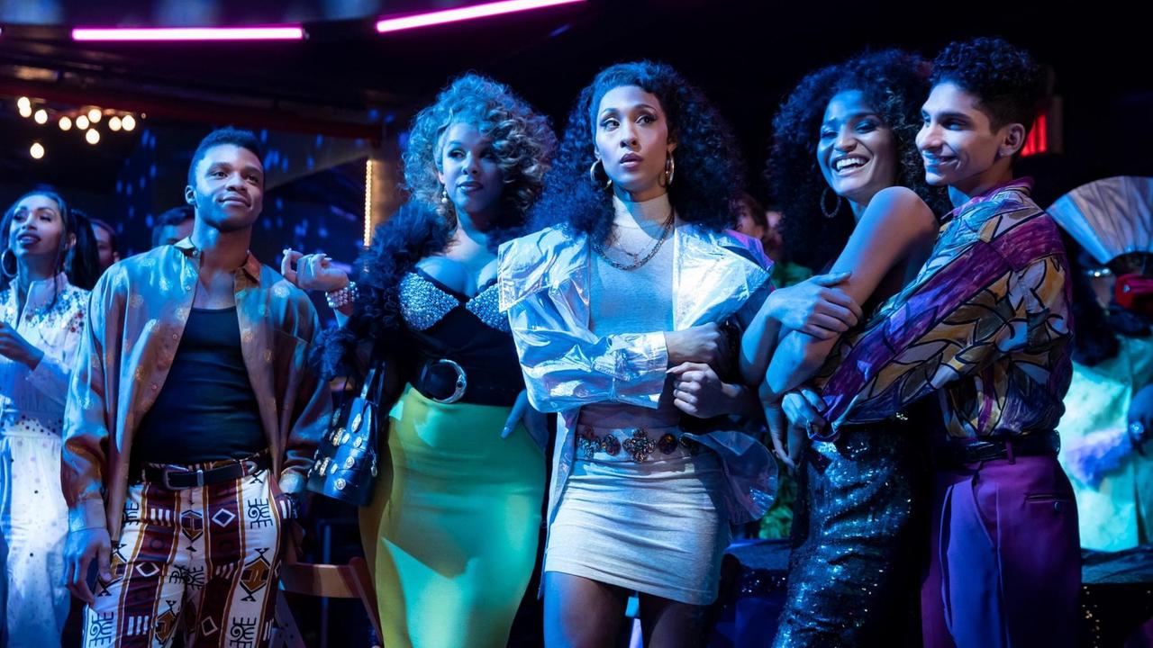 Szene aus der Serie "Pose": Fünf Personen of Color stehen, aufgebrezelt in Partyoutfits, nebeneinander in einem Club.