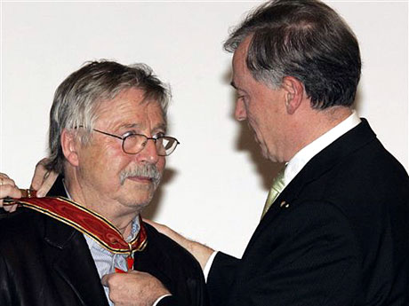 Bundespräsident Horst Köhler verleiht das Bundesverdienstkreuz an Liedermacher Wolf Biermann. Bundespräsident Horst Köhler verleiht das Bundesverdienstkreuz an Liedermacher Wolf Biermann.