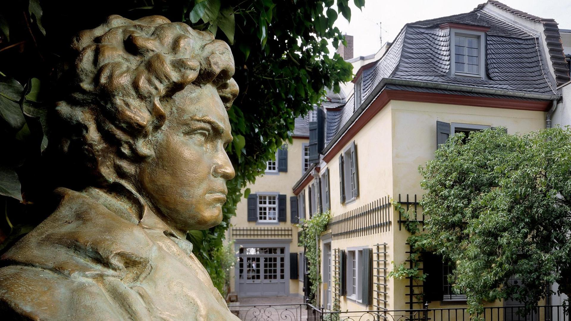 Ein Blick in den Garten auf das Beethoven-Haus in Bonn mit einer Büste des Komponisten im Vordergrund