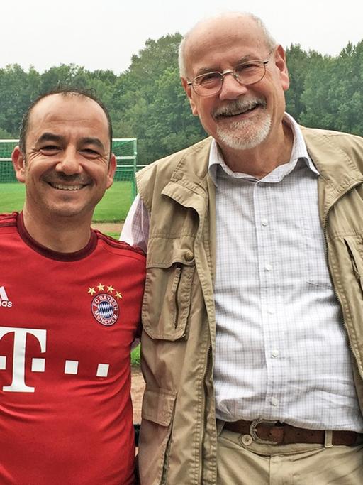 Fußballtrainer Ali Yildiz (45 Jahre alt, links) und Holger Schwarzenberg, 1. Vorsitzender des TuS Holtenau