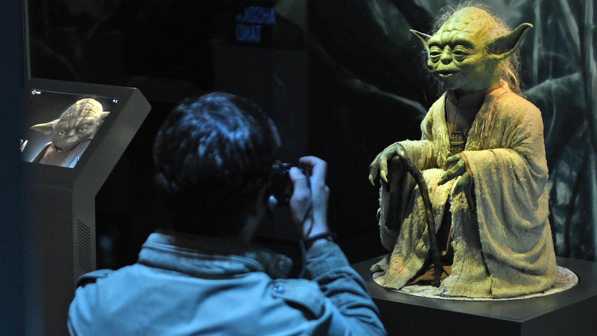 Die Filmfigur "Master Yoda"ist am 20.05.2015 bei einem Presserundgang durch die Ausstellung "Star Wars Identities" im Odysseum in Köln zu sehen.