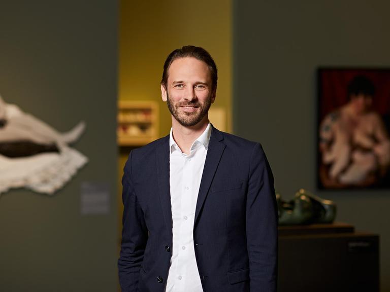 Der Direktor der Kunsthalle und Kurator Johan Holten porträtiert in den Räumen der Ausstellung "Mutter".