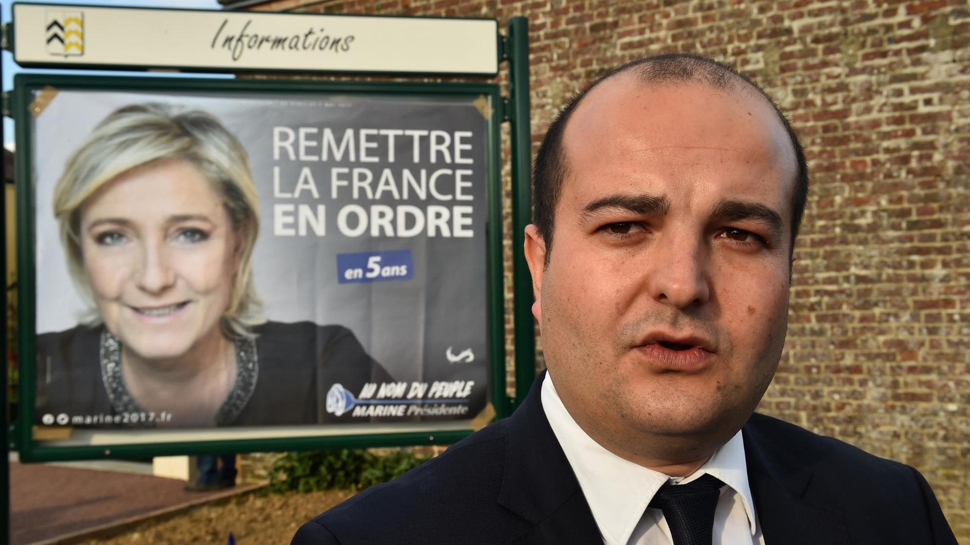 Front-National-Bürgermeister David Rachline vor einem Wahlplakat mit Marine Le Pen