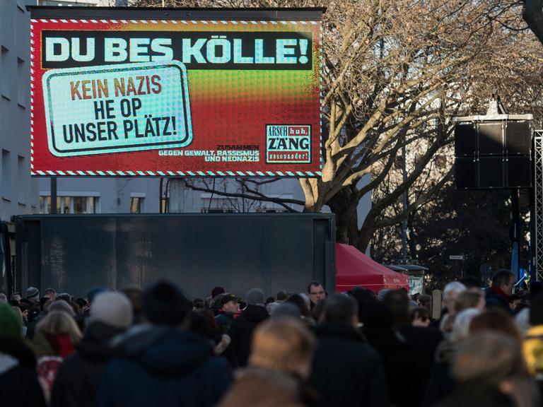 Demonstranten auf der "Du bes Kölle - Kein Nazis he op unser Plätz" Demonstration.