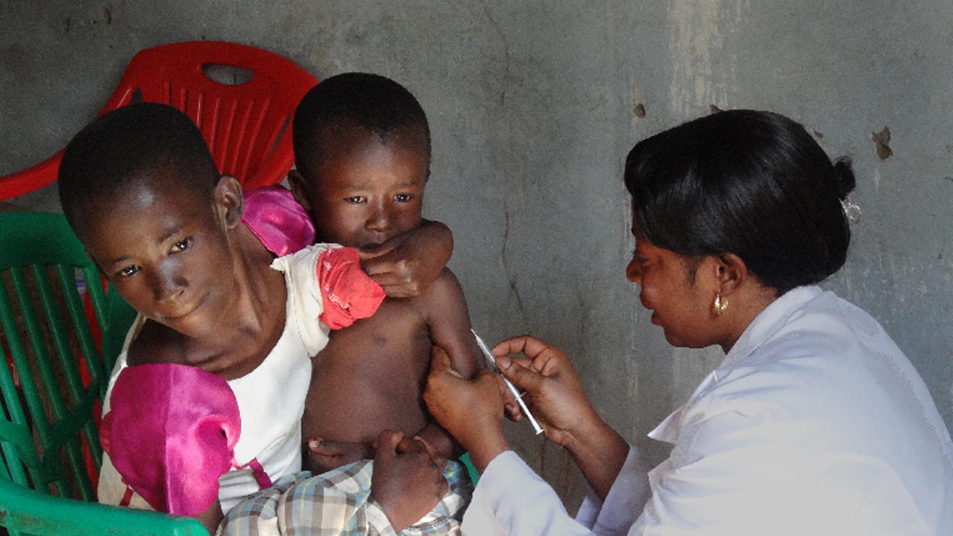 Eine Impfung in Tansania