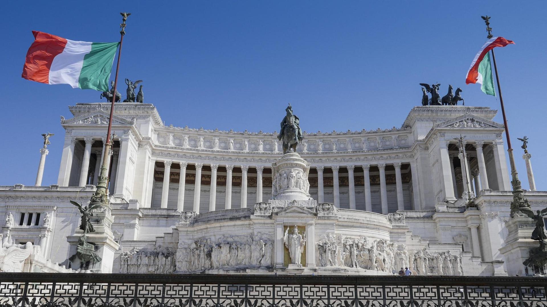Der Altare della Patria in Rom - ein Momument mit Säulen im Halbbogen, in der Mitte eine Skulptur