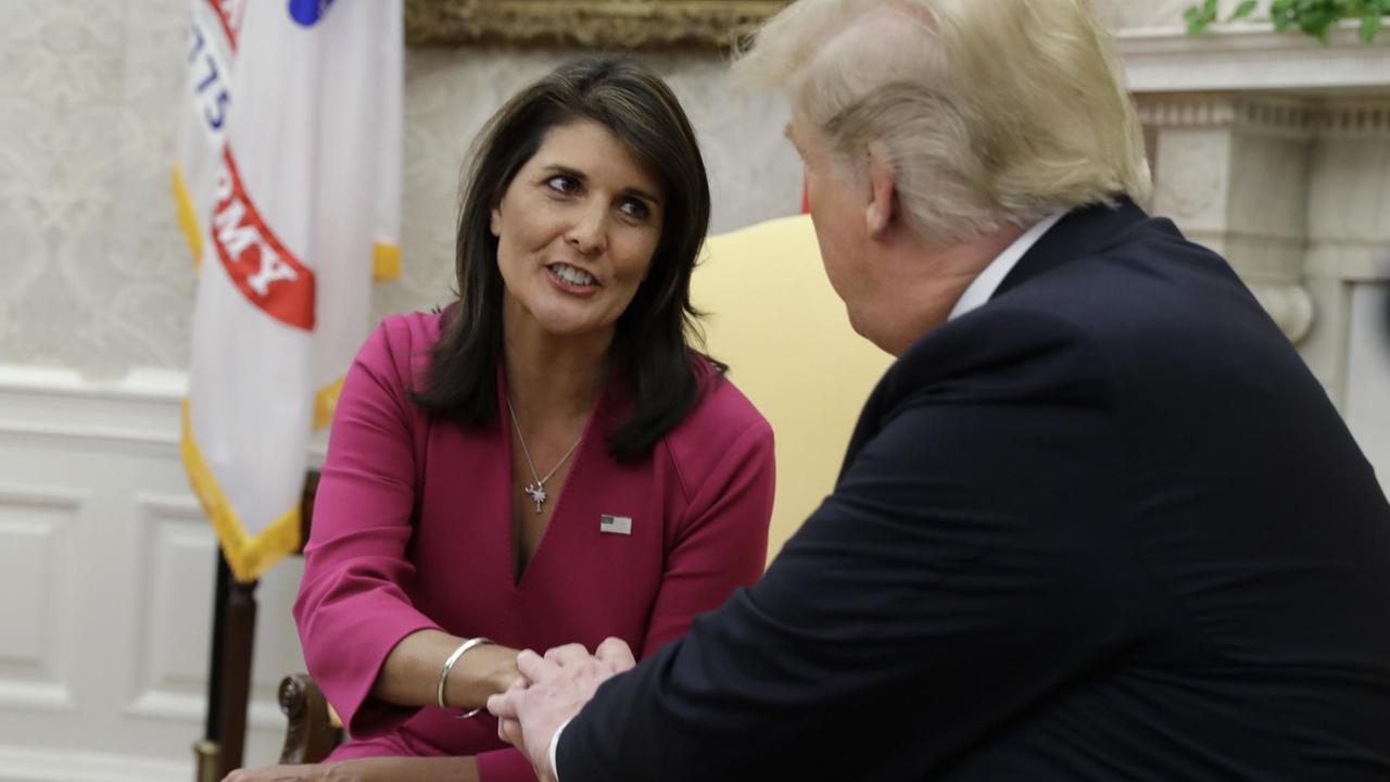 US-Präsident Donald Trump und die bisherige Botschafterin der USA bei den Vereinten Nationen, Nikki Haley, im Weißen Haus.