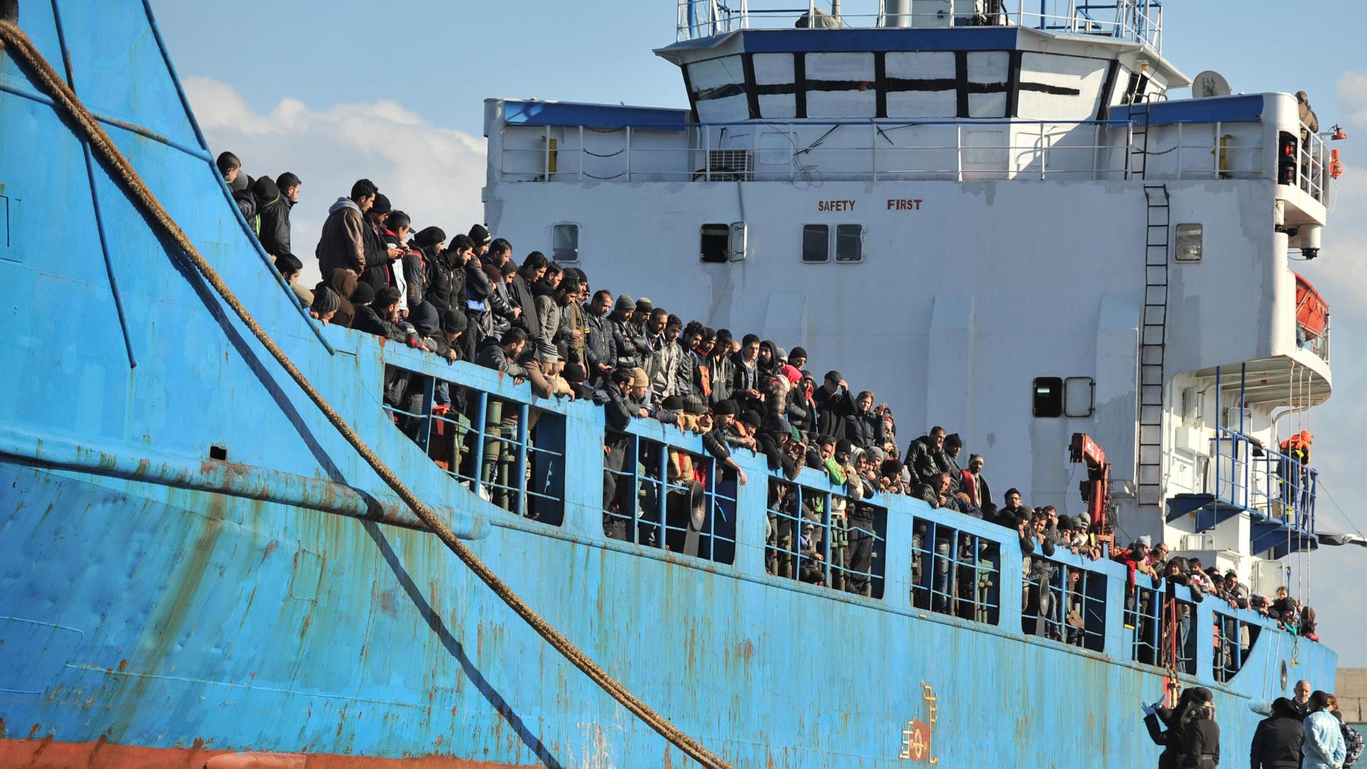 Schiff mit Flüchtlingen vor der italienischen Küste. 