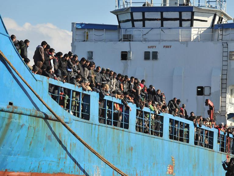Ein Frachter mit mehreren Hundert Flüchtlingen legt im Hafen der kalabrischen Stadt Crotone an.