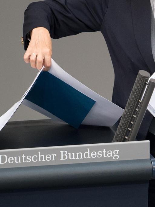17.05.2018, Berlin: Akten werden vor der Plenarsitzung des Deutschen Bundestages im Reichstagsgebäude durch eine Saaldienerin vom Rednerpult genommemn. Hauptthemen der 33. Sitzung der 19. Legislaturperiode sind der Bundeshaushalt 2018, die Finanzplanung des Bundes für die Jahre 2017 bis 2021 sowie einzelne Ressort-Etats.