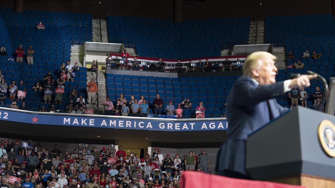 Präsident Donald Trump beim Wahlkampfauftritt in Tulsa. Im Hintergrund sieht man sehr spärlich besetzte Zuschauerränge.