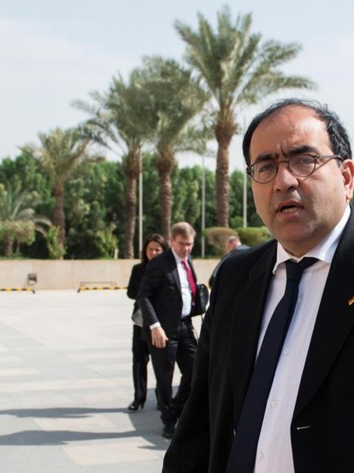 Der Bundestagsabgeordnete Omid Nouripour (Bündnis 90/Die Grünen) geht am 19.10.2015 zu einem Treffen des deutschen Außenministers mit dem Kooperationsrats der Arabischen Staaten des Golfs in Riad (Saudi-Arabien).