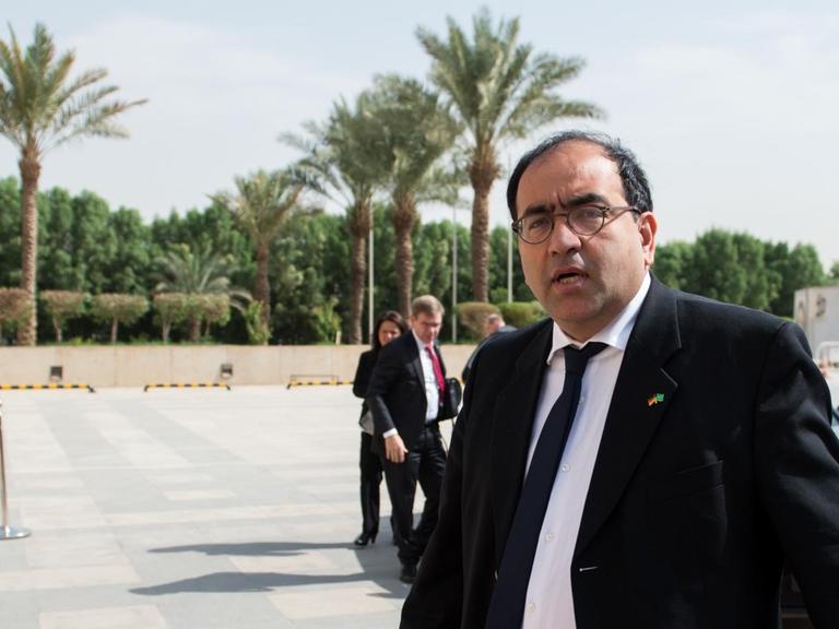 Der Bundestagsabgeordnete Omid Nouripour (Bündnis 90/Die Grünen) geht am 19.10.2015 zu einem Treffen des deutschen Außenministers mit dem Kooperationsrats der Arabischen Staaten des Golfs in Riad (Saudi-Arabien).