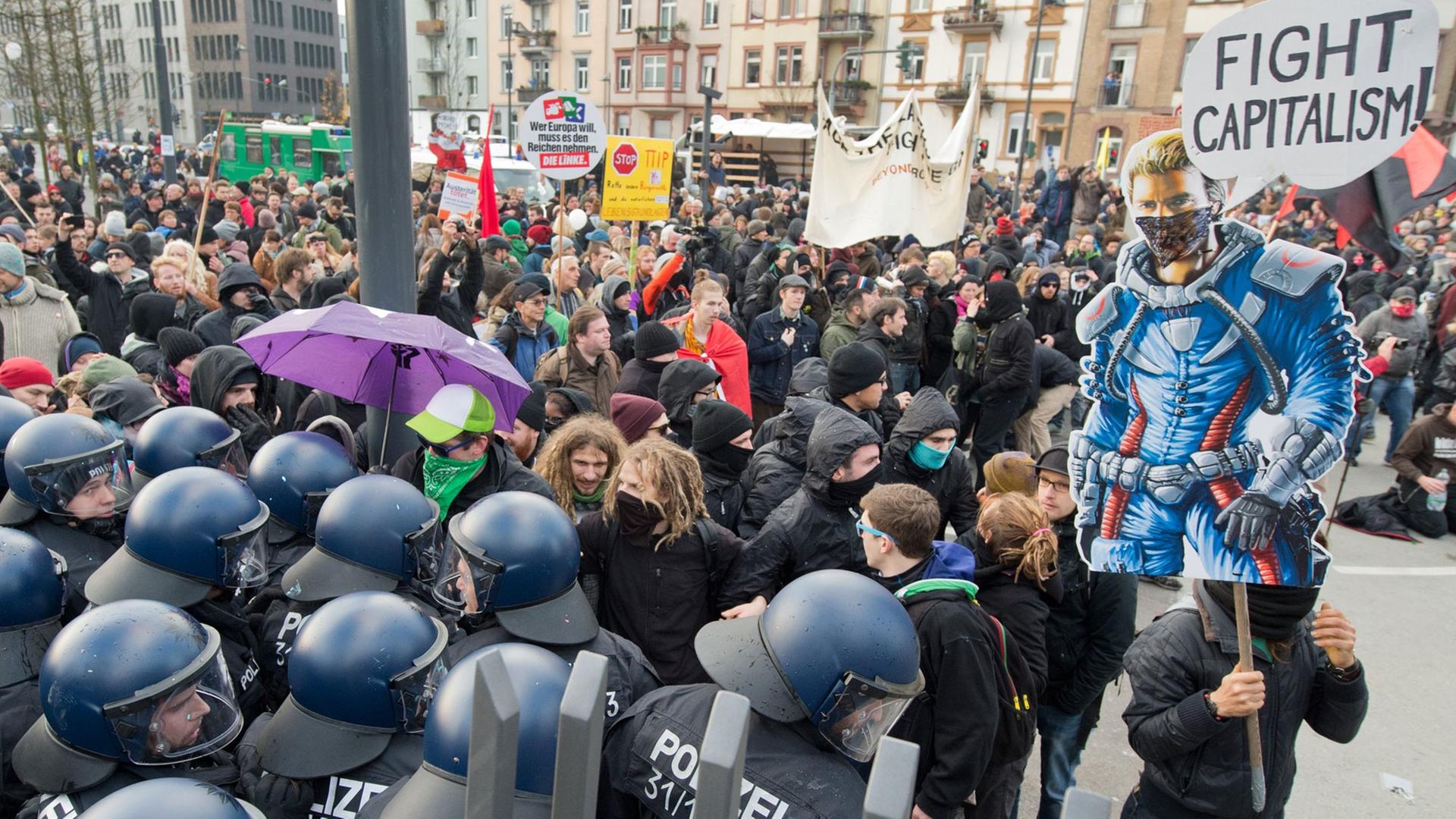 Blockupy-Demonstration gegen die Politik der Europäischen Zentralbank am 22.11.2014 in Frankfurt am Main.
