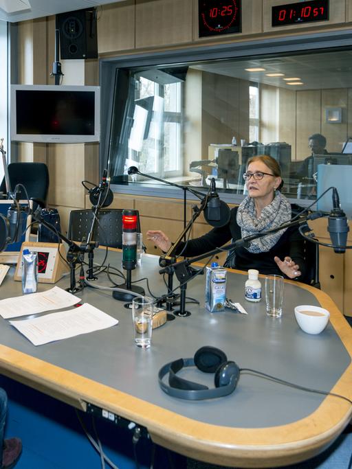 Margarethe Wohlan (links) im Gespräch mit Astrid Kuhlmey (Zeitzeugin DS Kultur) und Ulf Dammann (Zeitzeuge RIAS)