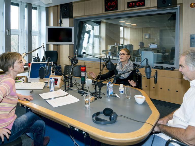Margarethe Wohlan (links) im Gespräch mit Astrid Kuhlmey (Zeitzeugin DS Kultur) und Ulf Dammann (Zeitzeuge RIAS)