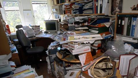 Chaos und Unordnung in einem Arbeitszimmer