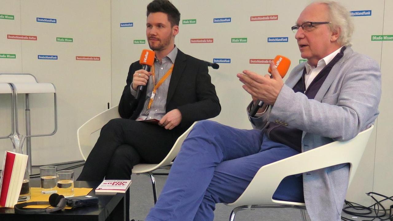 Claus Leggewie (rechts) disktuiert mit Deutschlandradio-Kultur-Moderator Christian Rabhansl auf der Leipziger Buchmesse 2016.